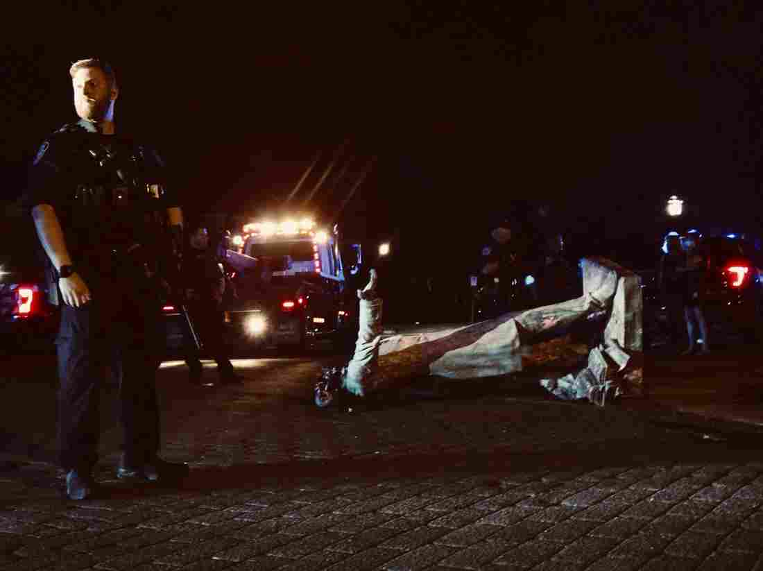 Protesters Topple Jefferson Davis Statue In Richmond,
Va. 1