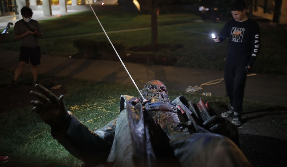 DC protesters pull down, burn statue of Confederate
general 1