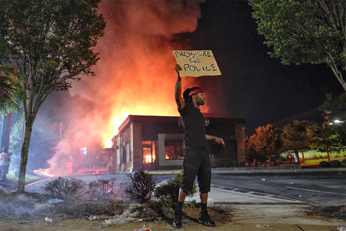 Protesters burn Atlanta Wendy’s where cops fatally shot
Rayshard Brooks 1