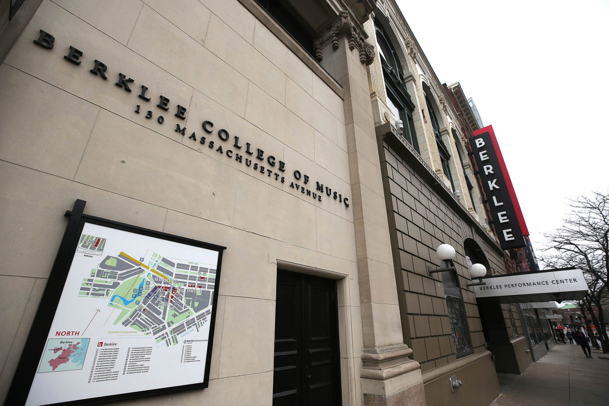 Boston’s Berklee College apologizes for letting cops use
bathrooms amid protests 1