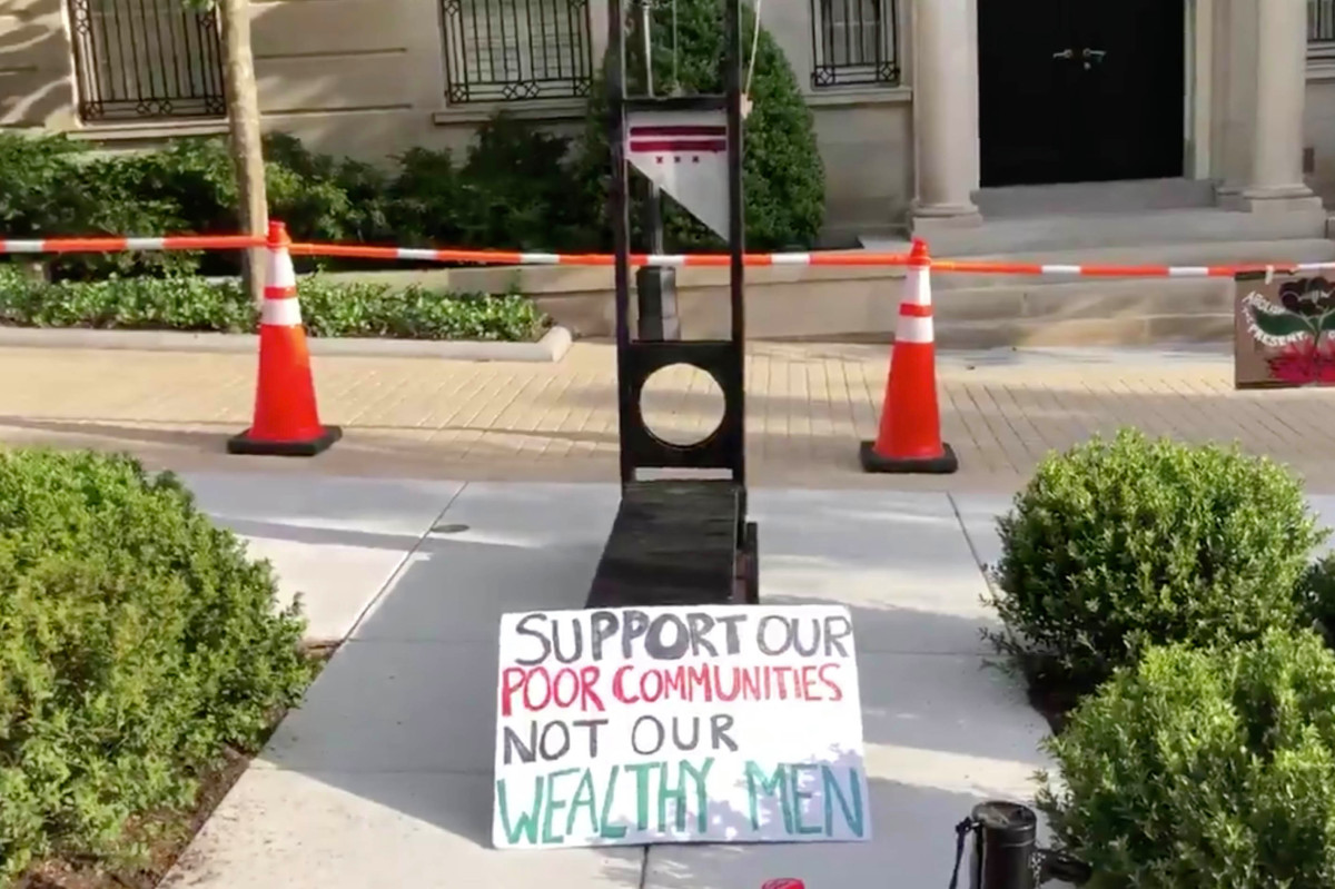 Protesters set up guillotine in front of Jeff Bezos’ DC
home 1