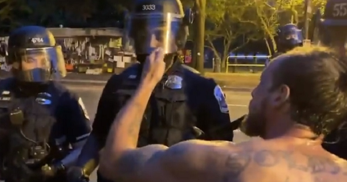 BLM Protester Verbally Attacks Black Cop, ‘Your Child’s
Gonna Tell You You’re a Piece of S***’ 1