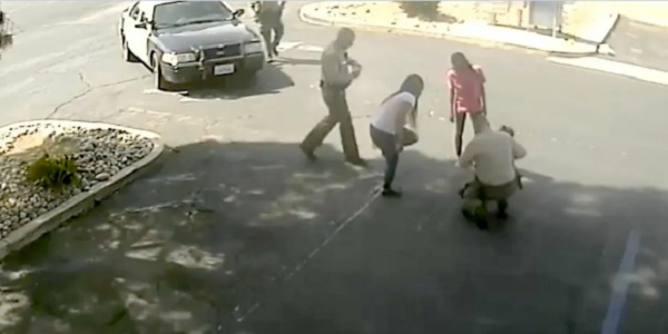 Video shows BLM protester freak out when her infant stops
breathing — then run to a cop for help 1