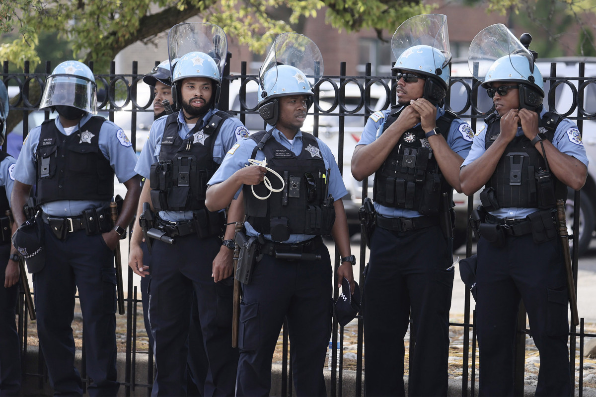 Chicago police union boss says he’ll boot cops who kneel
with protestors 1