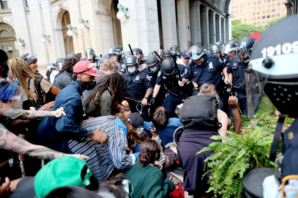Occupy City Hall protesters in standoff with NYPD amid
budget vote 1