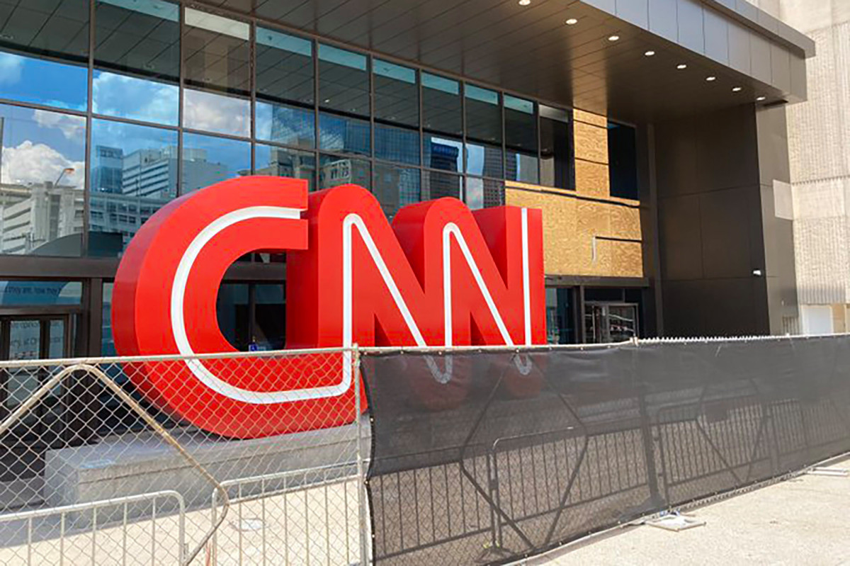 CNN Center in Atlanta erects fence to ward off
protesters 1