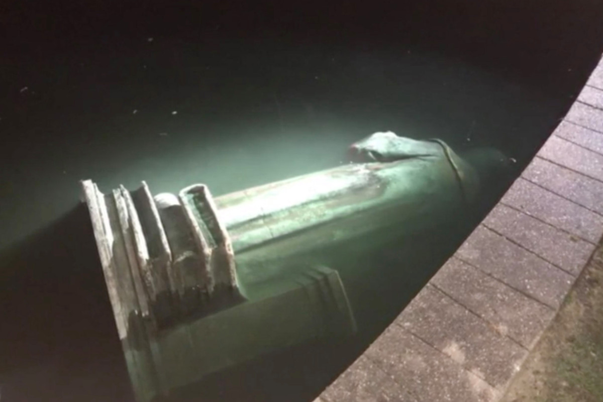 Christopher Columbus statue toppled, thrown into lake at
Virginia protest 1