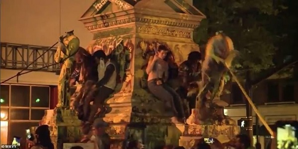 Protester critically injured after Confederate soldiers'
monument torn down, falls on his head 1