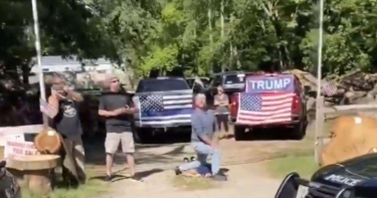 Video shows white men mocking George Floyd's death at
protest 1