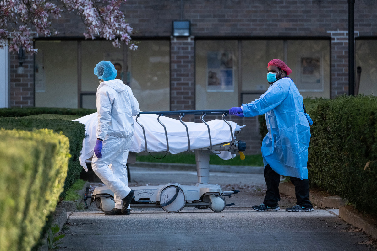 US could see 200,000 coronavirus deaths by September,
experts say 1