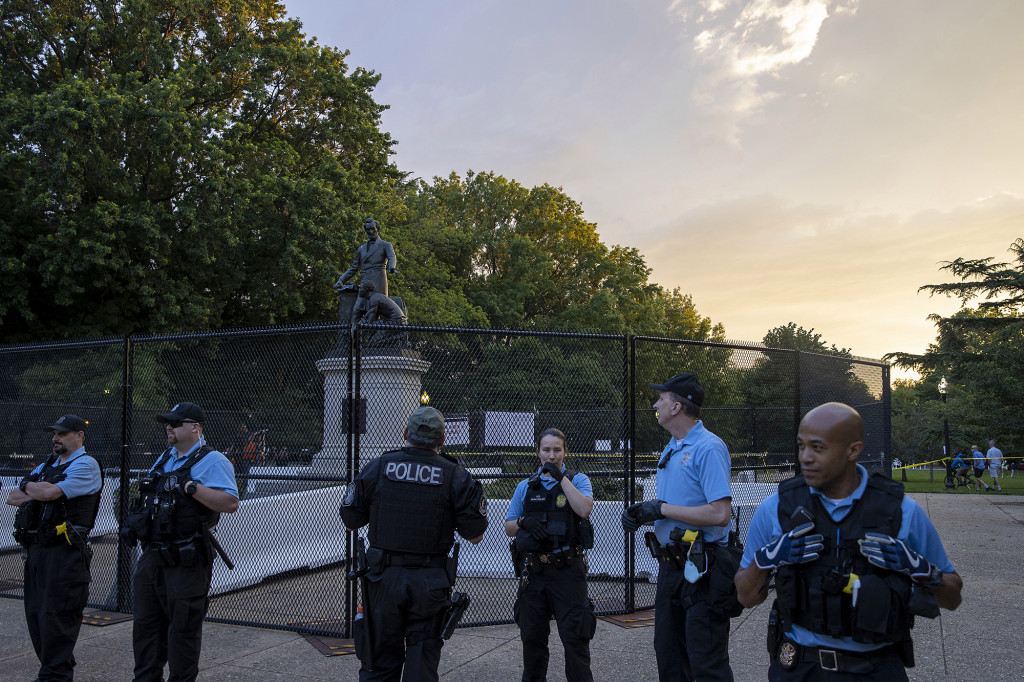 Barrier installed to protect DC emancipation memorial from
protesters 1