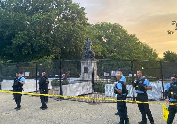 DC, Park Police Protect Lincoln Statue From
Protesters 1