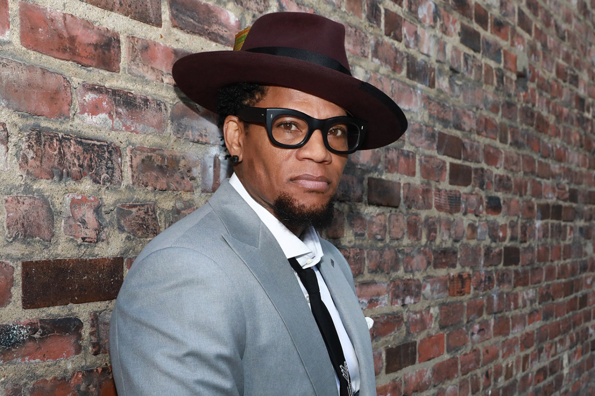 D.L. Hughley Collapses Onstage, Tests Positive For
COVID-19 1