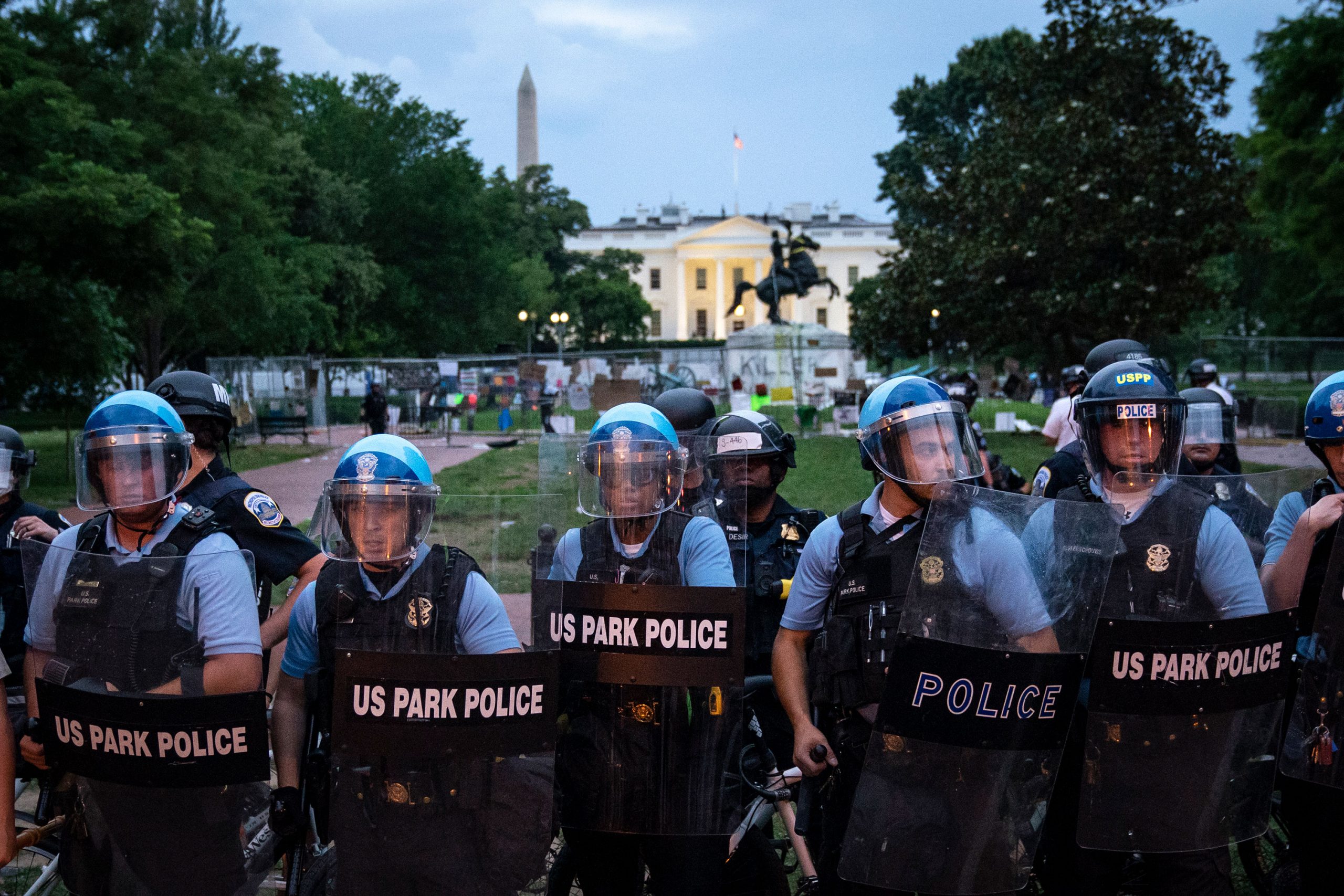 Press told to leave White House grounds amid
protests 1