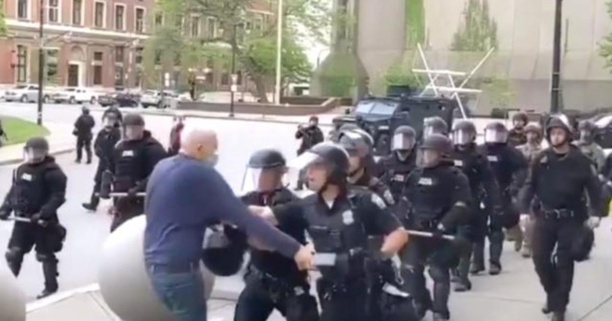 Trump tweets conspiracy theory about protester shoved by
N.Y. police 1