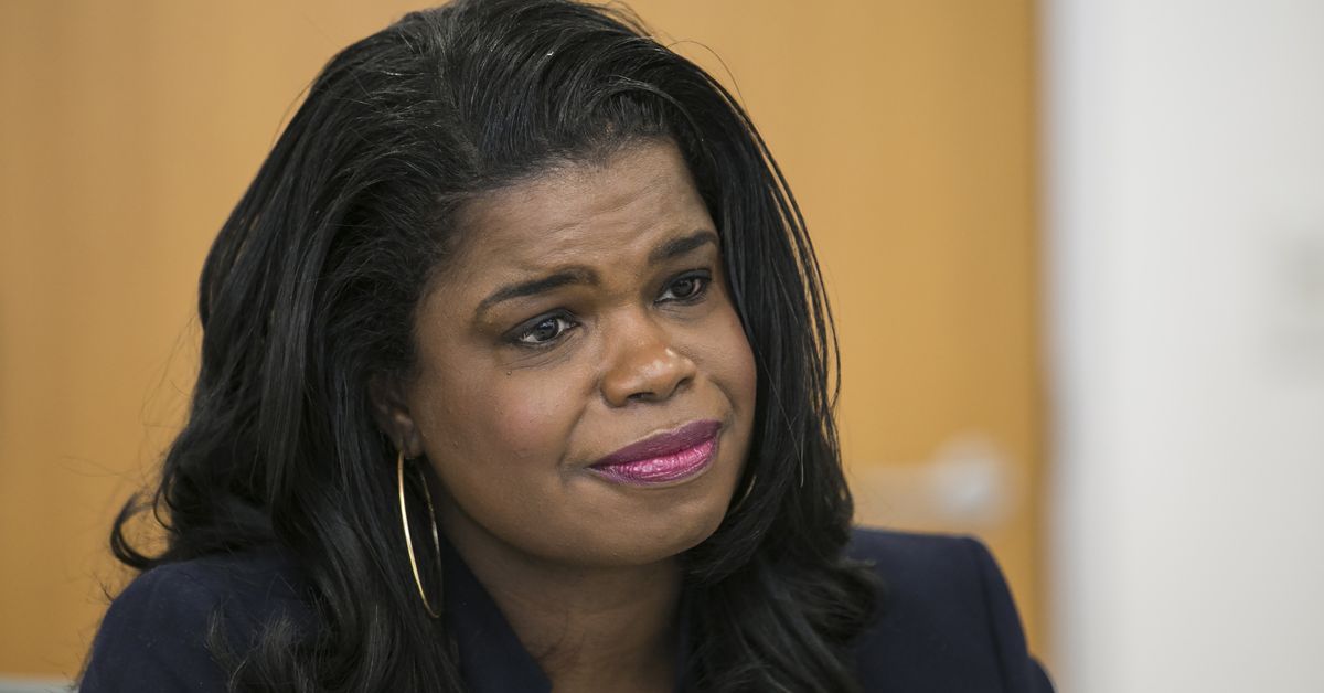 Kim Foxx confirms office will err on side of dismissing
cases related to protests, curfew 1