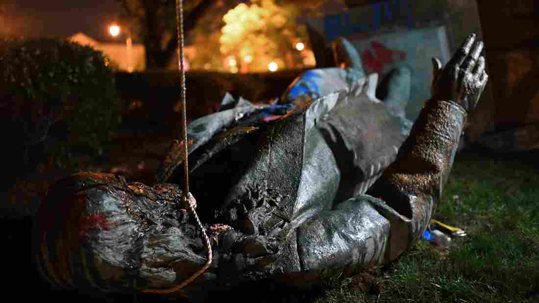 Protesters Fell Confederate Monument In D.C., Provoking
Trump's Fury 1