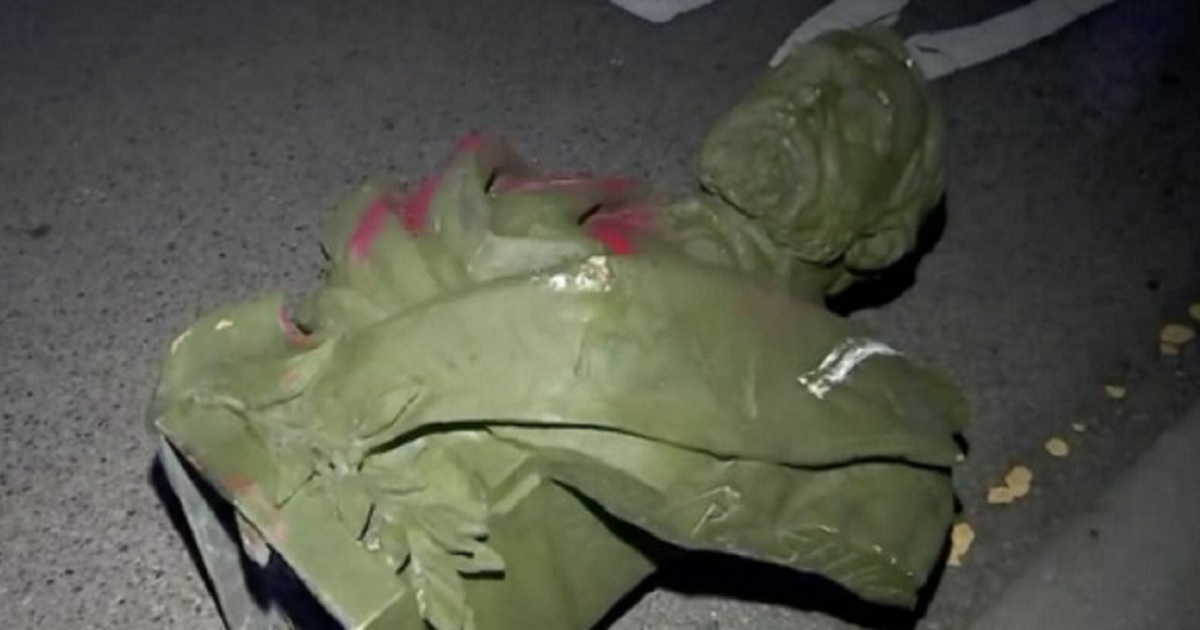 Far-Left Rioters Use Juneteenth to Tear Down Statue of
Ulysses S Grant Who Defeated the Confederacy 1