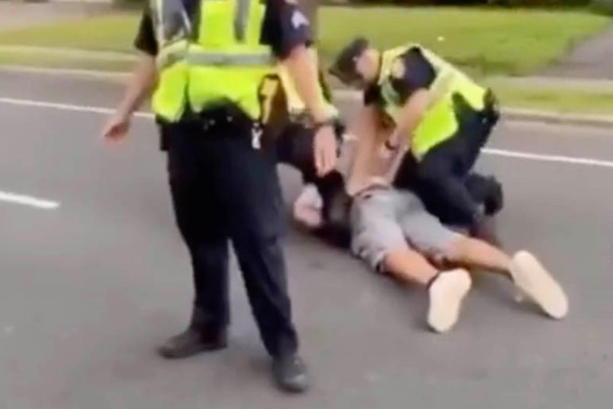 Long Island cop appears to deliberately block protester
before arrest: video 1
