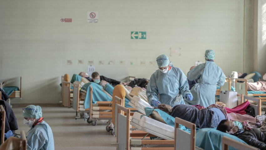 Most people with coronavirus won’t spread it. Why do a few
infect many? 1