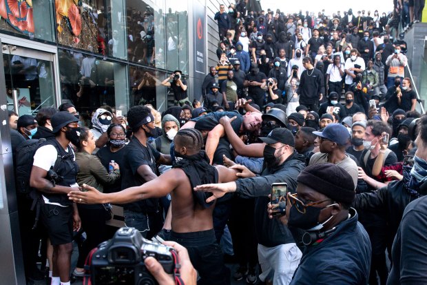Black protester who carried injured white man through angry
crowd says he was trying to avoid catastrophe 1
