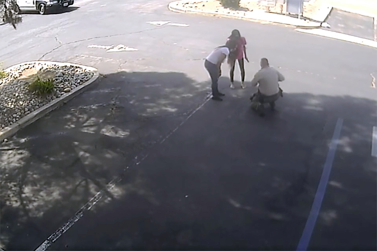Video: Sheriff’s deputy saves 11-month-old boy who passed
out during protest 1