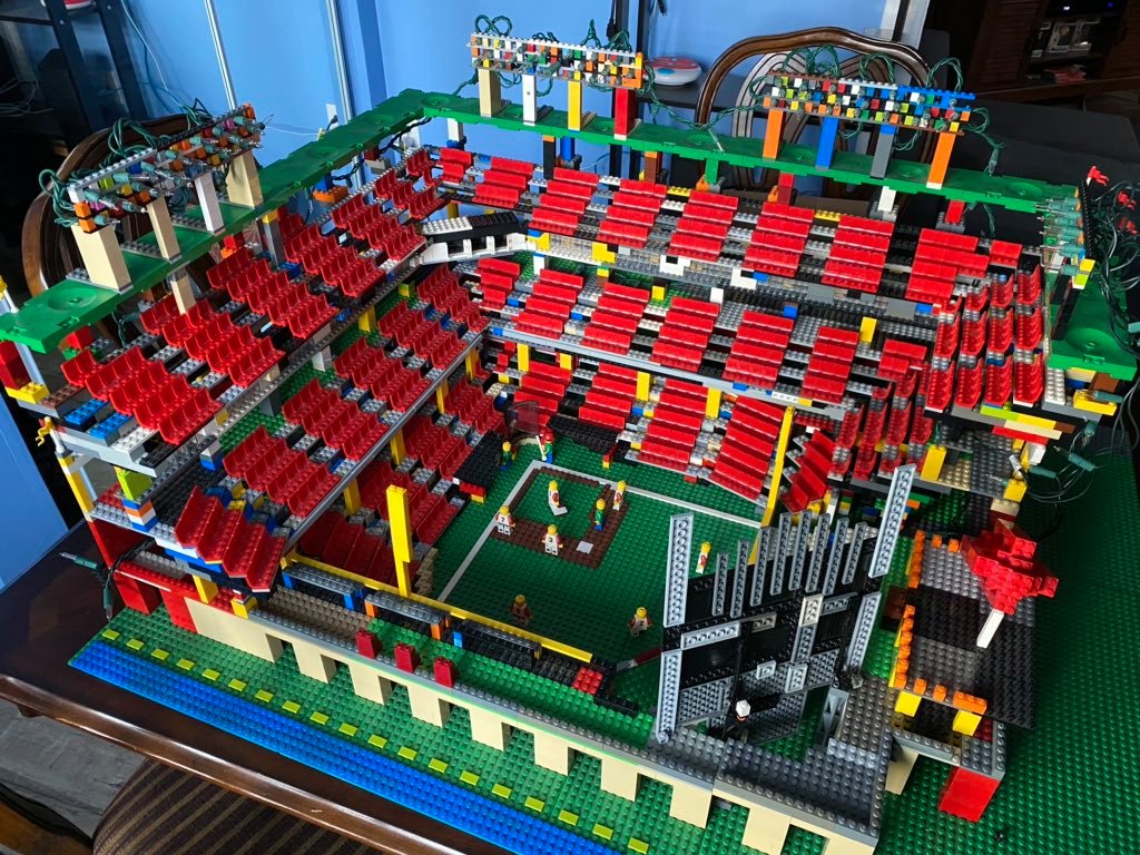 Quarantine creativity: An Oracle Park made of Lego
bricks 1