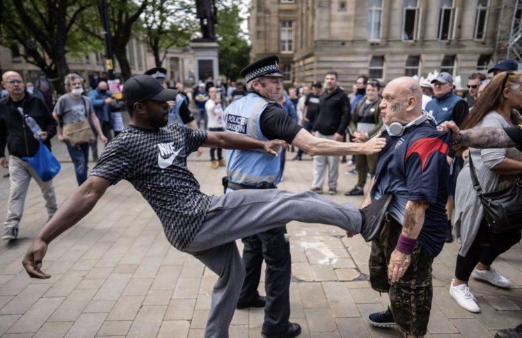 London: The Protesters Come Out To Oppose Black Lives Matter
Advocates Who Seek To Remove Statues 1