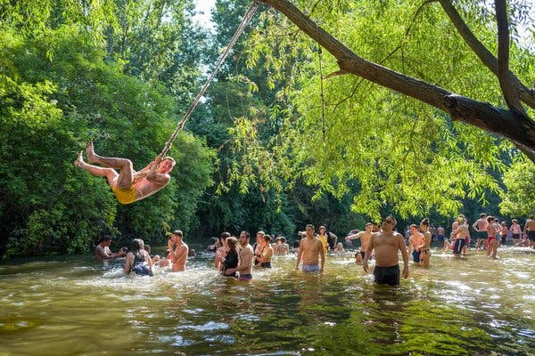 Coronavirus in UK: Heat Wave Draws Out Crowds 1