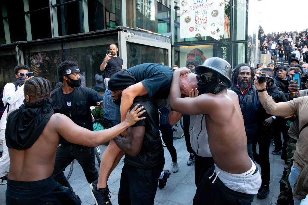 Black protester who carried white man to safety tried to
avoid ‘catastrophe’ 1