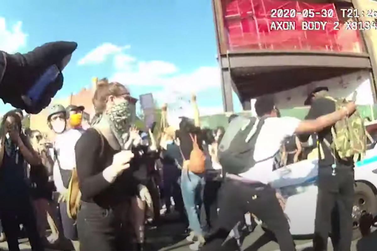 NYPD releases video of cop removing protester’s mask to
pepper-spray him 1