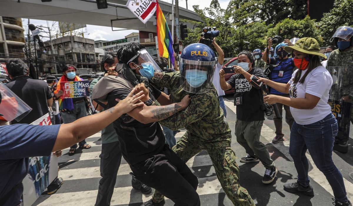 Manila police arrest 20 Pride protesters seeking virus
aid 1