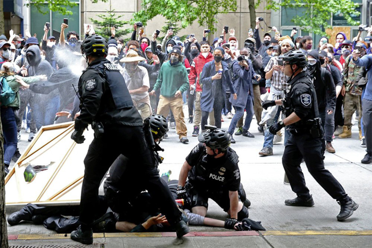Judge temporarily blocks Seattle PD from using tear gas on
protesters 1