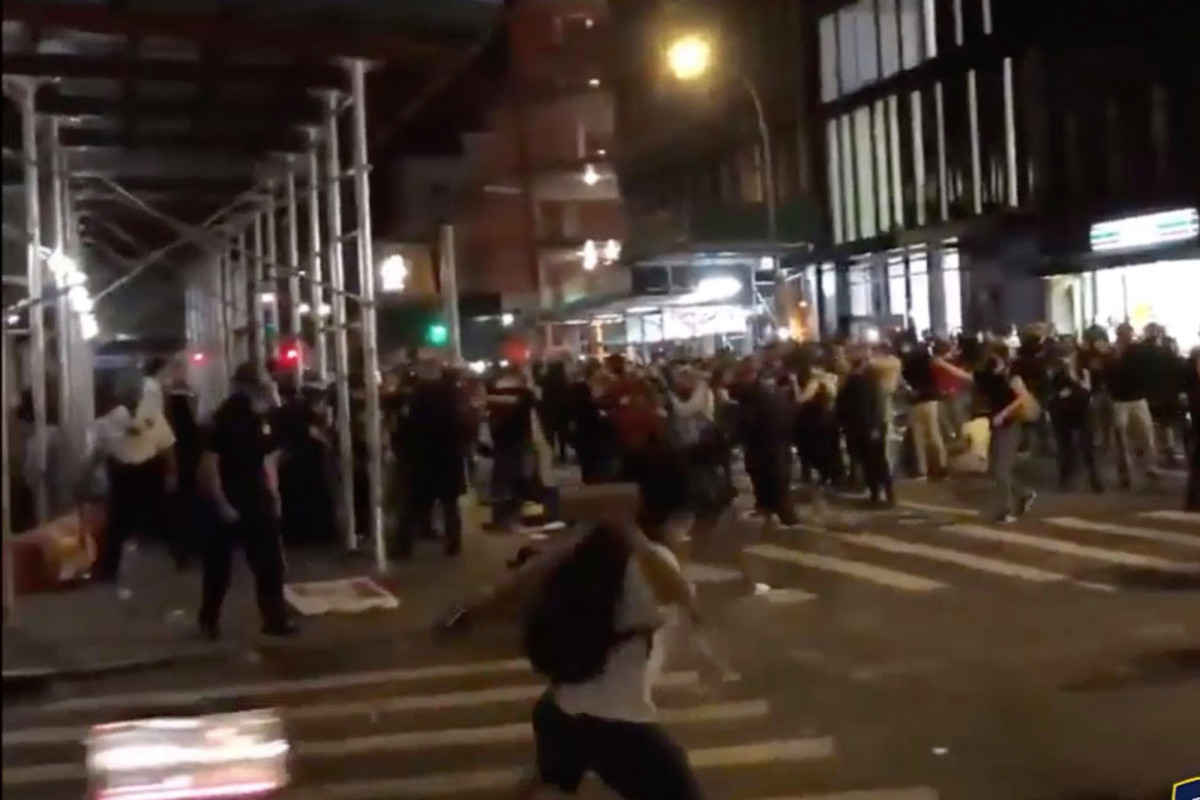 NYPD releases video of cops being assaulted during George
Floyd protests 1