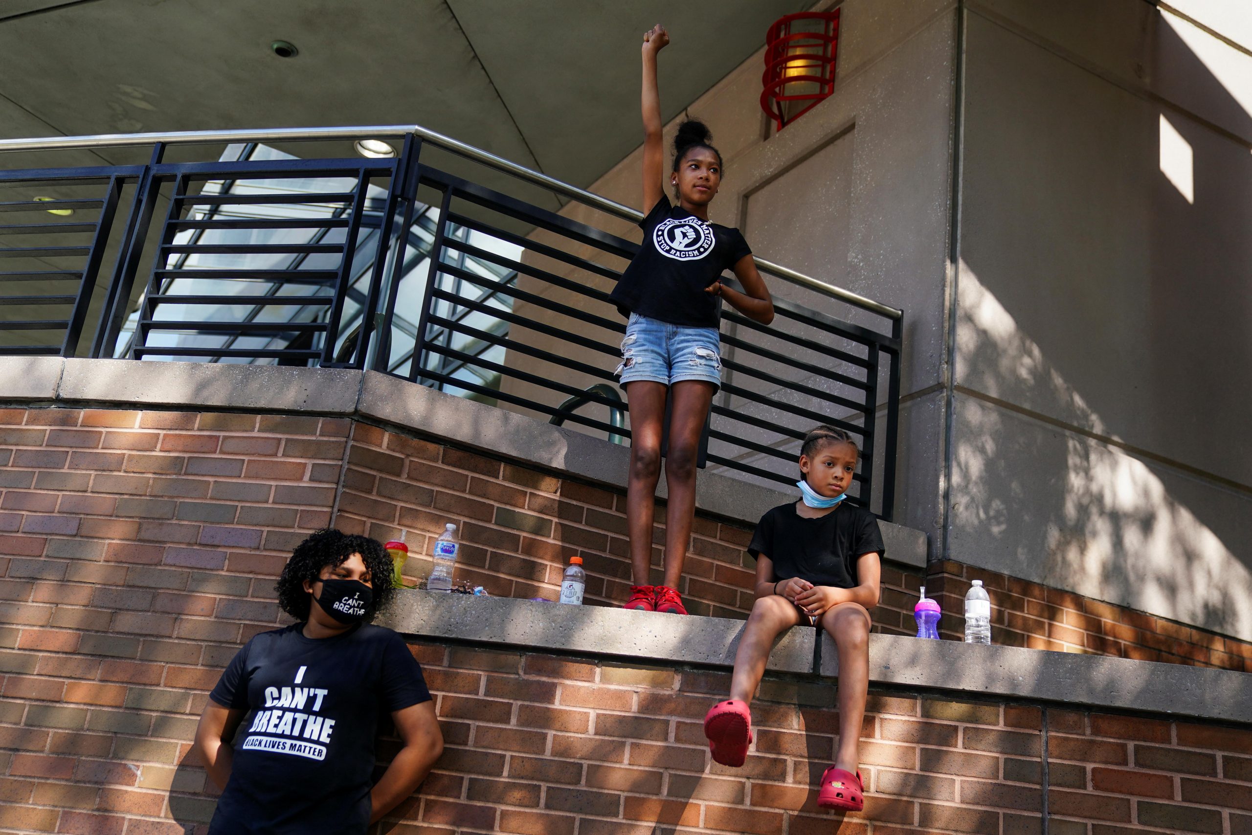 Protesters burn down Wendy's in Atlanta where black man was
slain by police 1