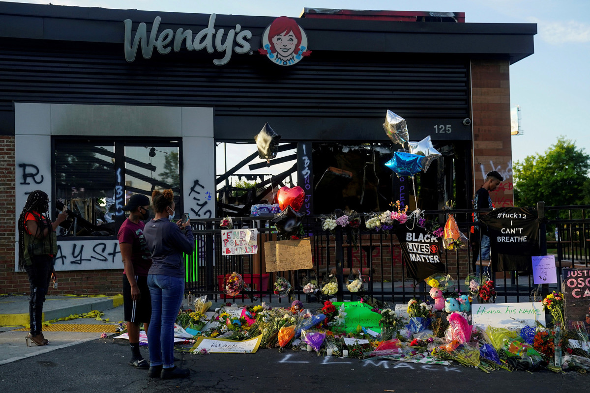Police clear protesters from Wendy’s where Rayshard Brooks
was killed 1