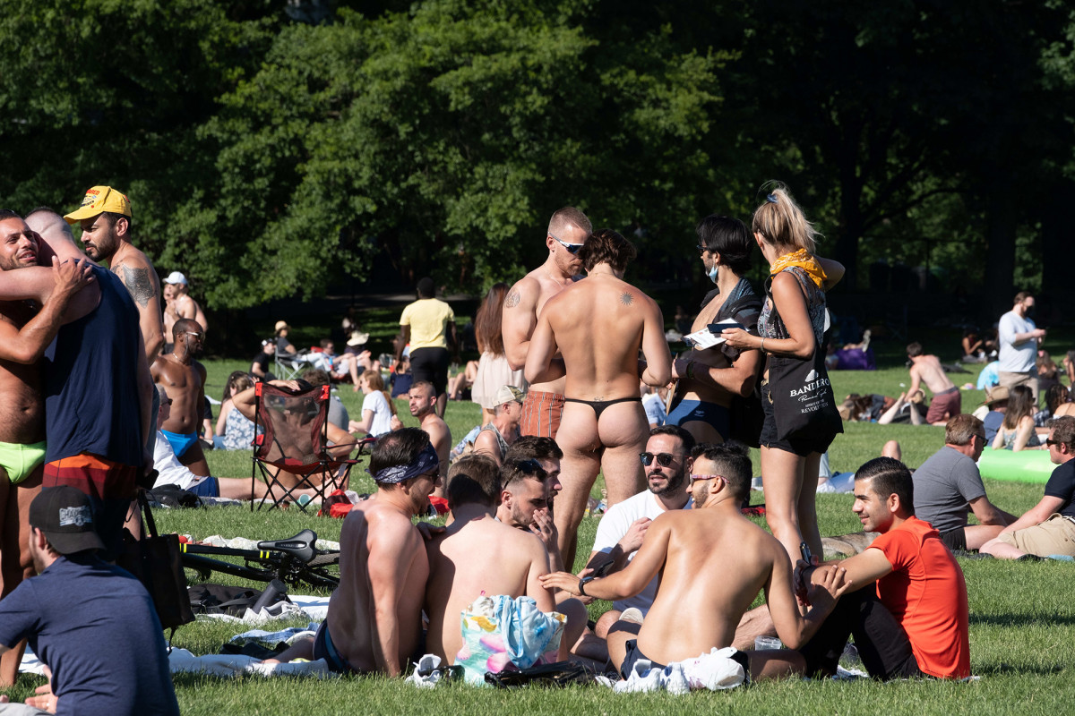 Central Park sunbathers skip masks — and pants — in
coronavirus defiance 1