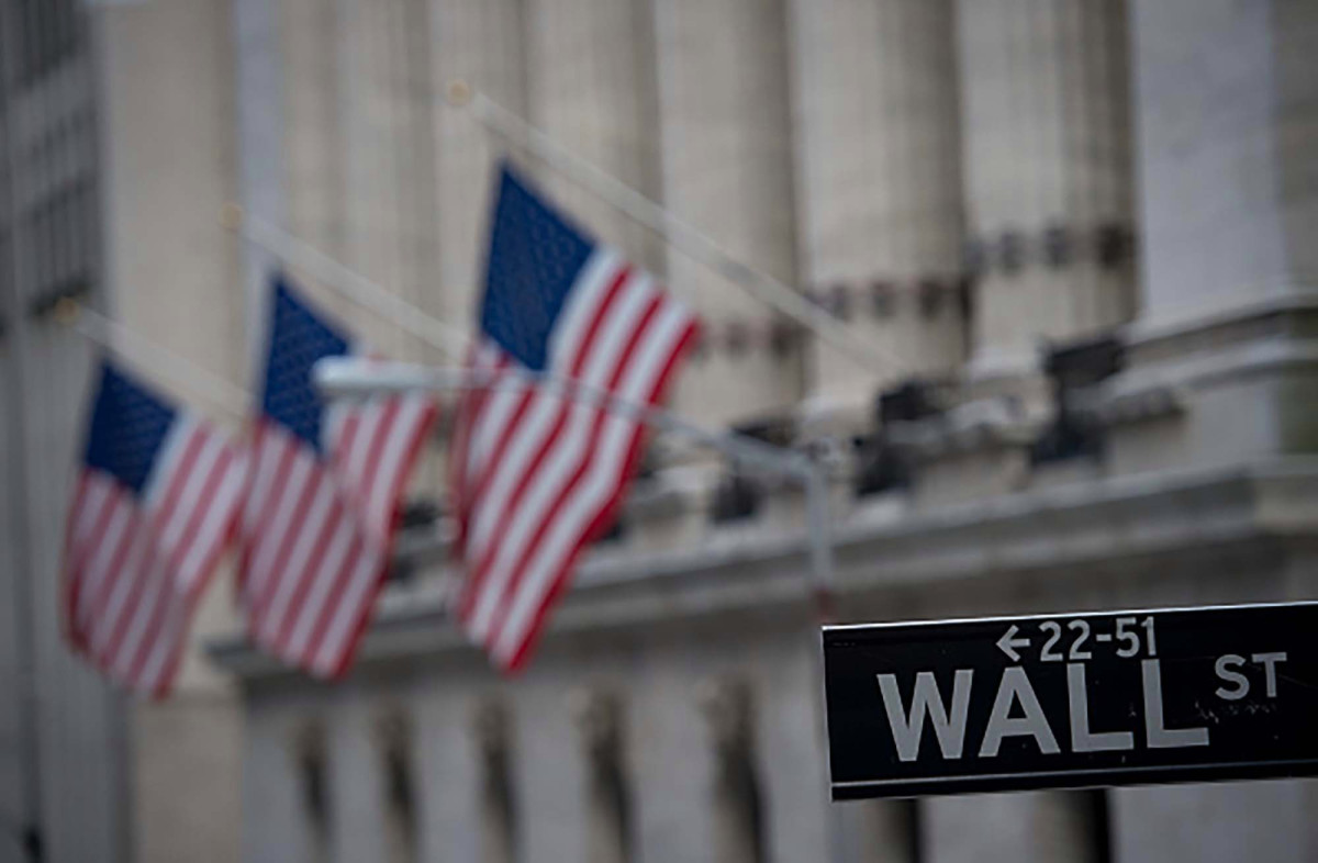 US stocks slump as investors fear resurgence in coronavirus
infections 1