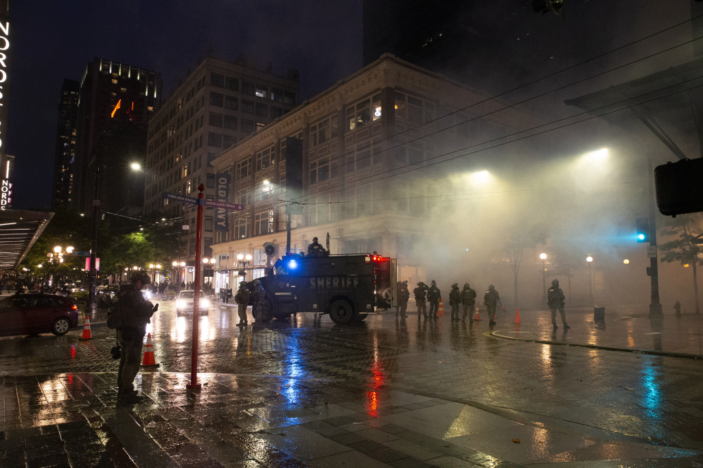 Judge: Seattle must stop using tear gas during
protests 1