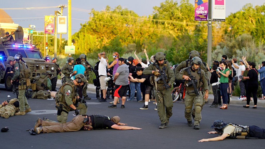 Mayor: Militia at violent protest linked to white
supremacy 1