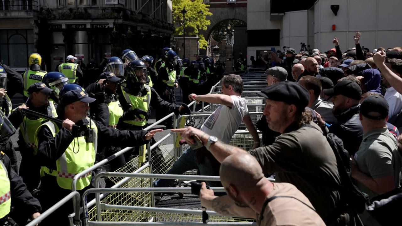 "Violent Scuffles" Break Out Between UK Police And Anti-BLM
Protesters There To Protect Statues 1