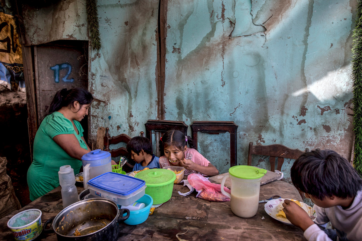 Hungry neighbors cook together as coronavirus roils Latin
America 1