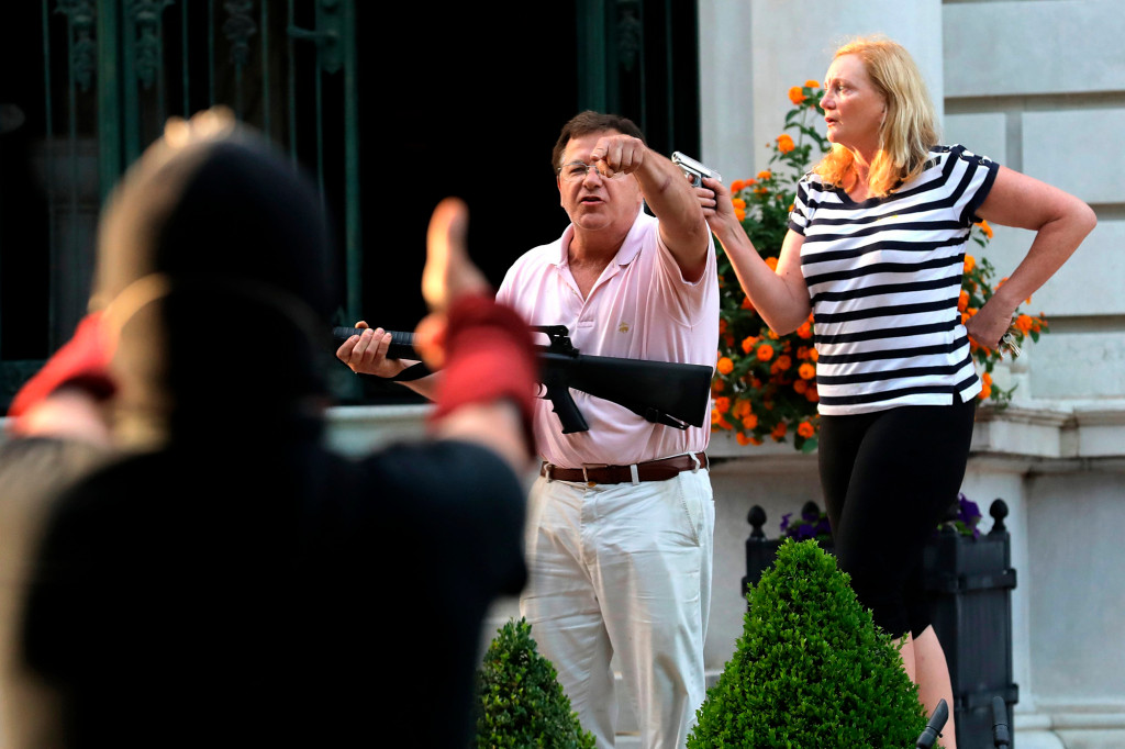 St. Louis lawyers who confronted protesters with guns under
investigation 1
