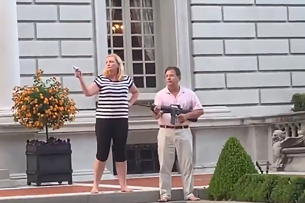 St. Louis couple draw firearms on protesters outside their
home 1