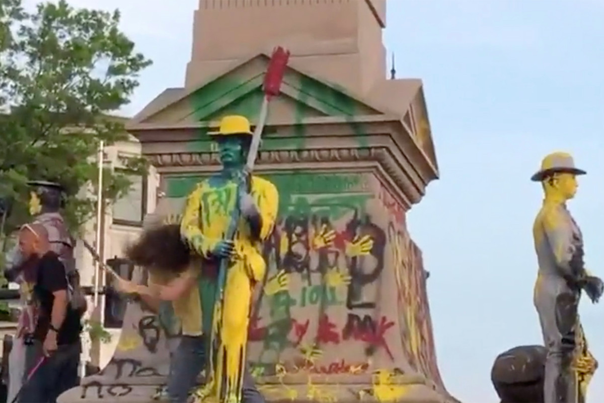 Protesters in Virginia behead Confederate monument
statues 1