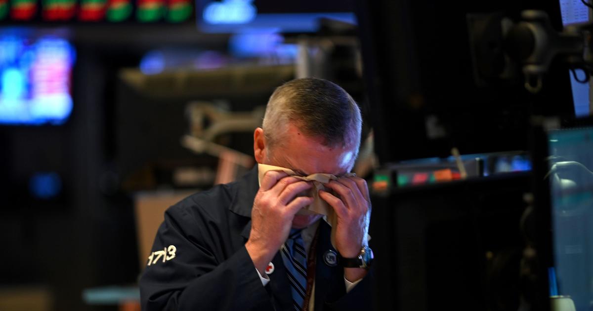 Stocks fall on COVID-19's spread, Fed's cautious
comments 1