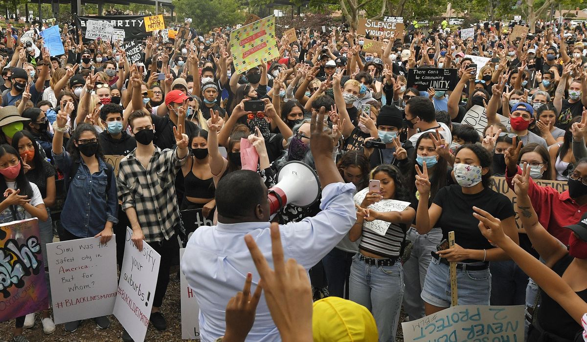 Protest crowds a challenge for tracking virus
infections 1