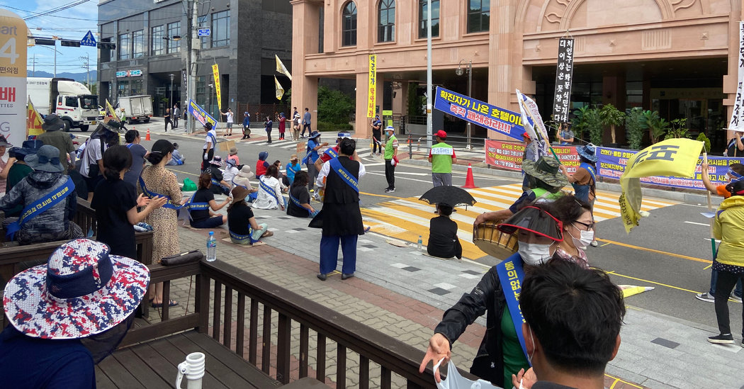 South Korea Quarantine Hotel Is Targeted by Angry (and
Noisy) Protesters 1