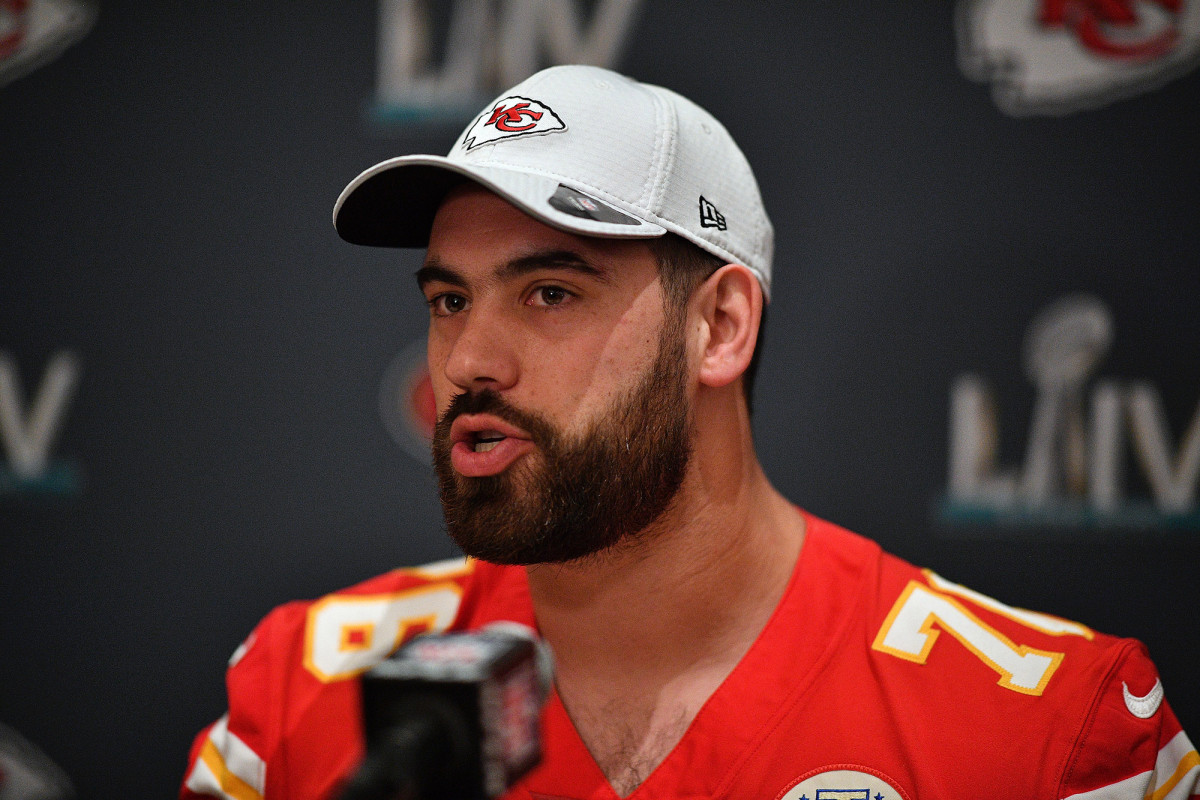 Chiefs’ Laurent Duvernay-Tardif opts out of NFL season to
work coronavirus frontlines 1