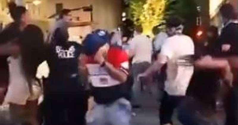 Black Lives Matter Mob Invades Dallas Restaurant, Tries to
Start Riot 1